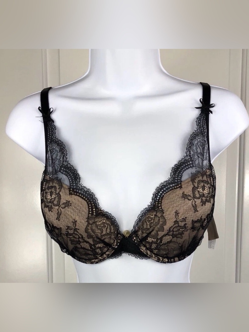 Brand New Chantelle Black Lace Push Up Bra. Size 36C